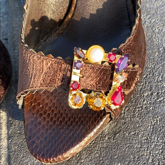 - Le Silla brown velvet brooch heels - Picture 7 of 7